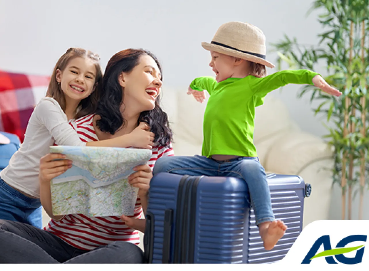 Mère avec deux enfants prête à partir en voyage.